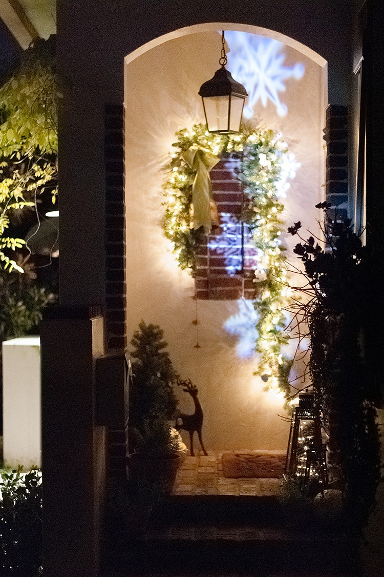 4 Easy Small Porch Decorating Ideas for Christmas