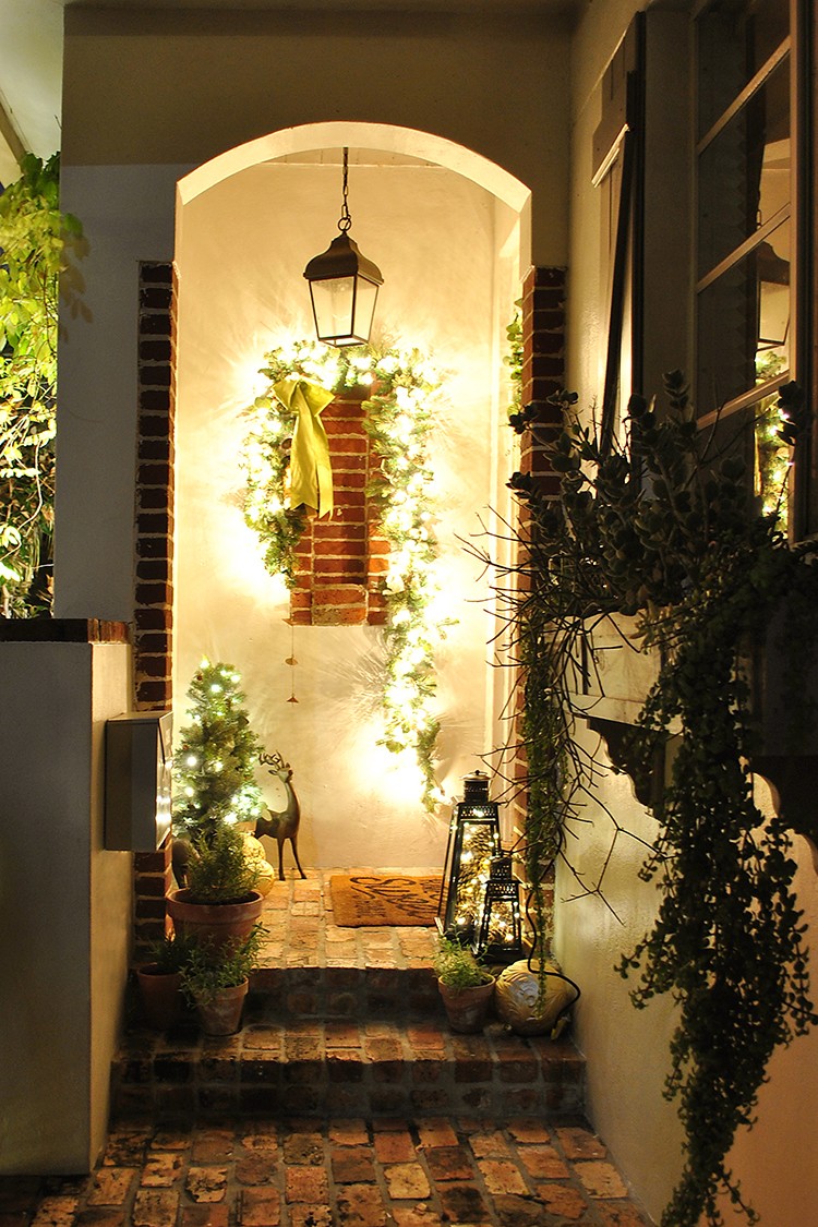 4 Easy Small Porch Decorating Ideas for Christmas