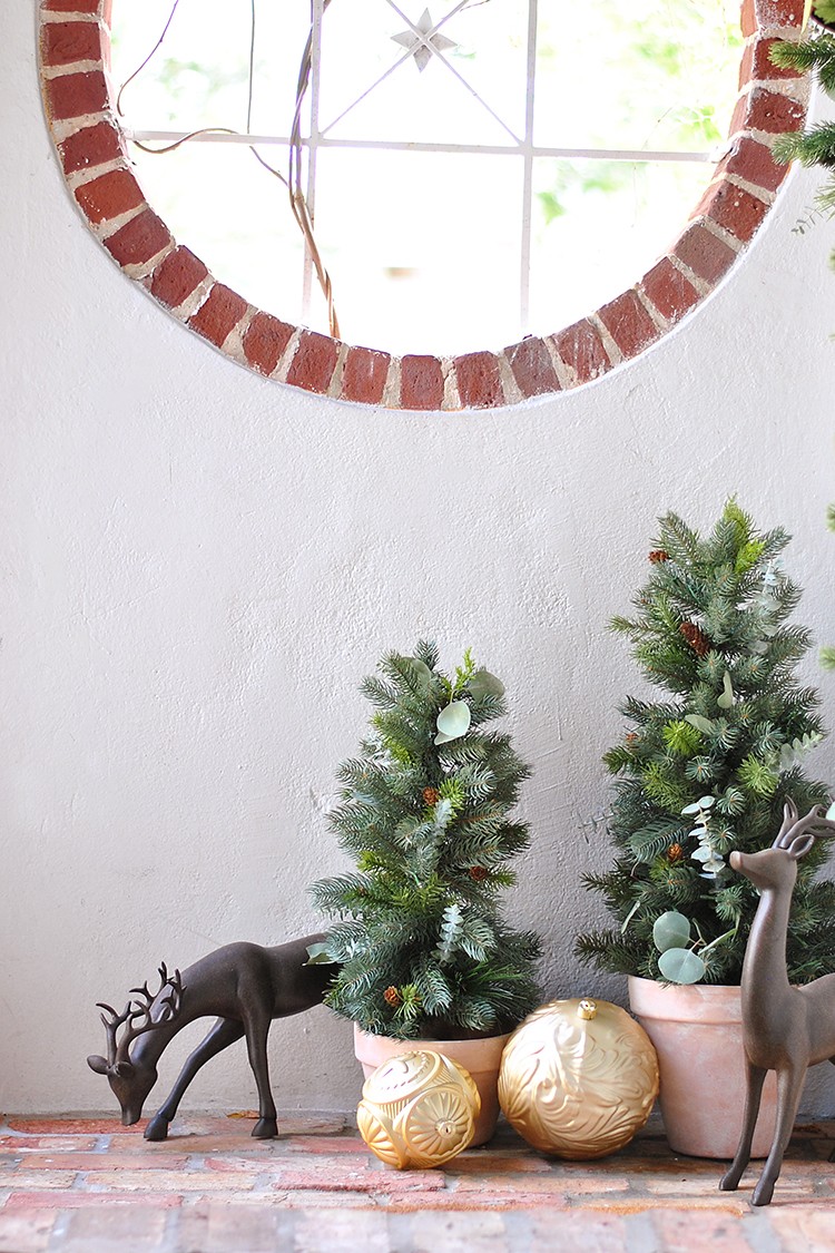 4 Easy Small Porch Decorating Ideas for Christmas