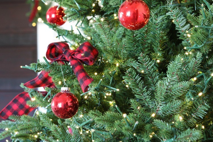 Simple Holiday Decor to Add a Festive Cheer to Any Home