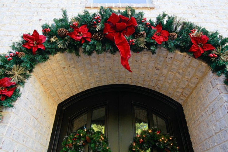 Traditional Christmas Front Door Decorations to Greet Your Holiday Guests