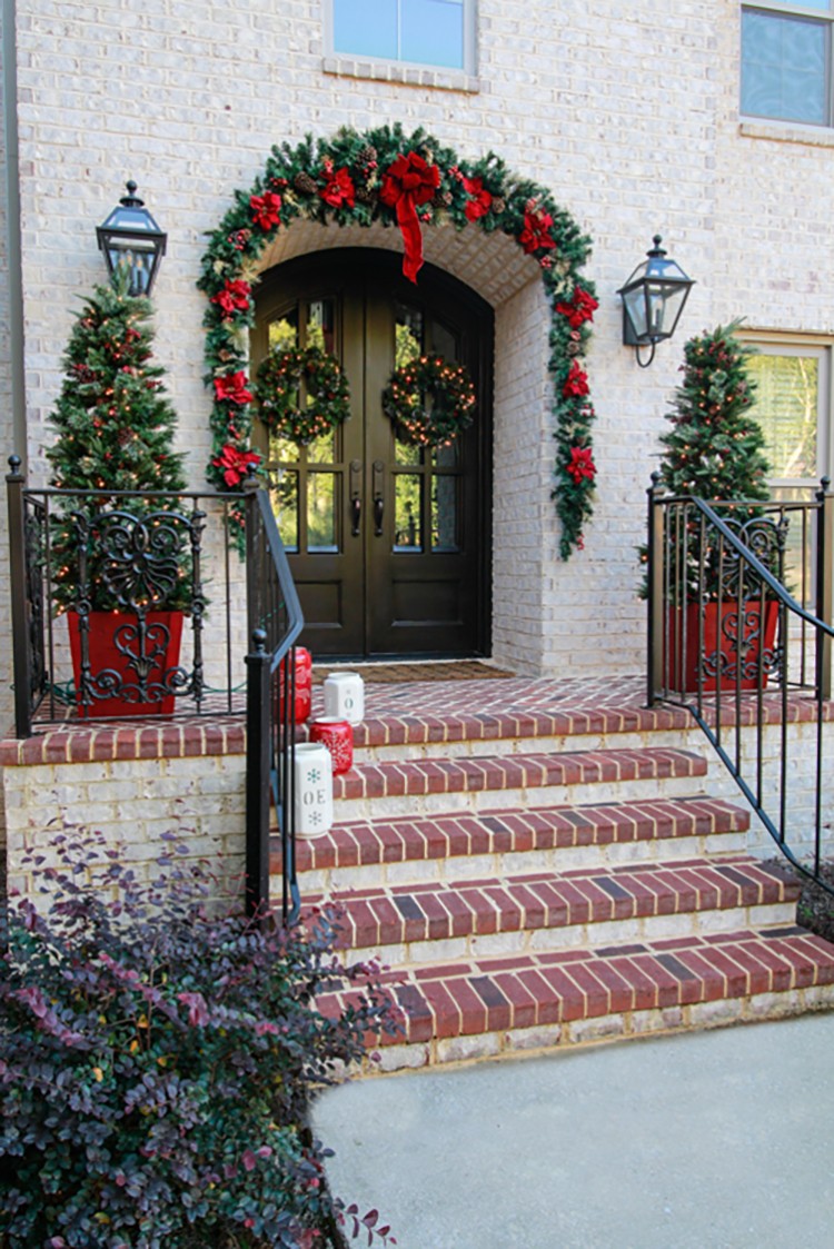 Traditional Christmas Front Door Decorations to Greet Your Holiday Guests | Holiday Decorating Tips