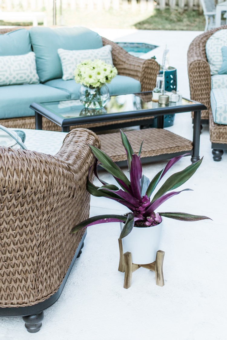How to Create a Poolside Patio Lounge