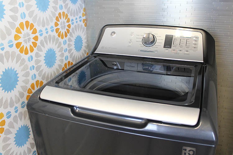 See how blogger Ashley Basnight from Handmade Haven transforms her laundry room with the help of GE Laundry and The Home Depot.