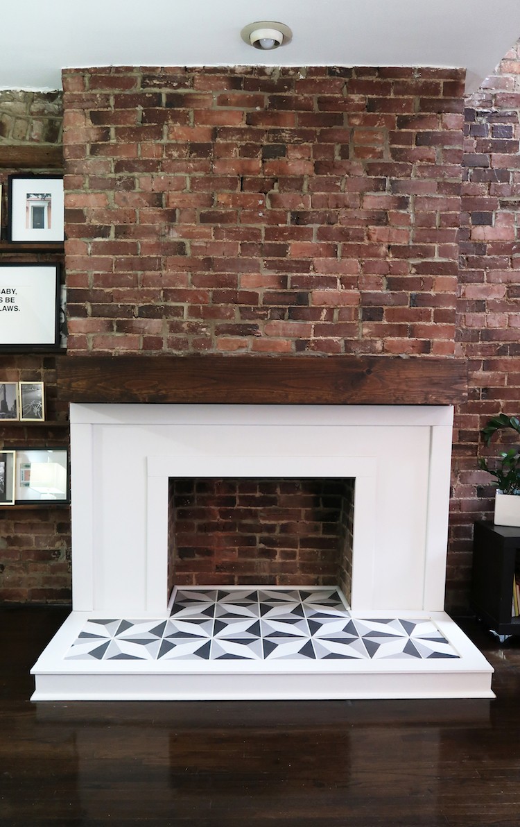 Jessica Steele of The Steele Maiden dreamed of redoing her living room fireplace. In a few simple steps, Jessica transformed her plain fireplace.