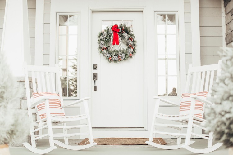 For this year's Holiday Style Challenge, sisters Niña Williams and Cecilia Moyers decided to take on two holiday porch and entryway styles.