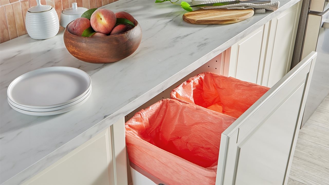 Trash bags in a kitcken trash bins. Hefty<sup><sup><sup/>&reg;</sup></sup> Color Series trash bags with the Fabuloso<sup><sup><sup>&reg;</sup></sup></sup> Peach fragrance helps your kitchen stay clean.” width=”600″ border=”0″></div>
<div class=